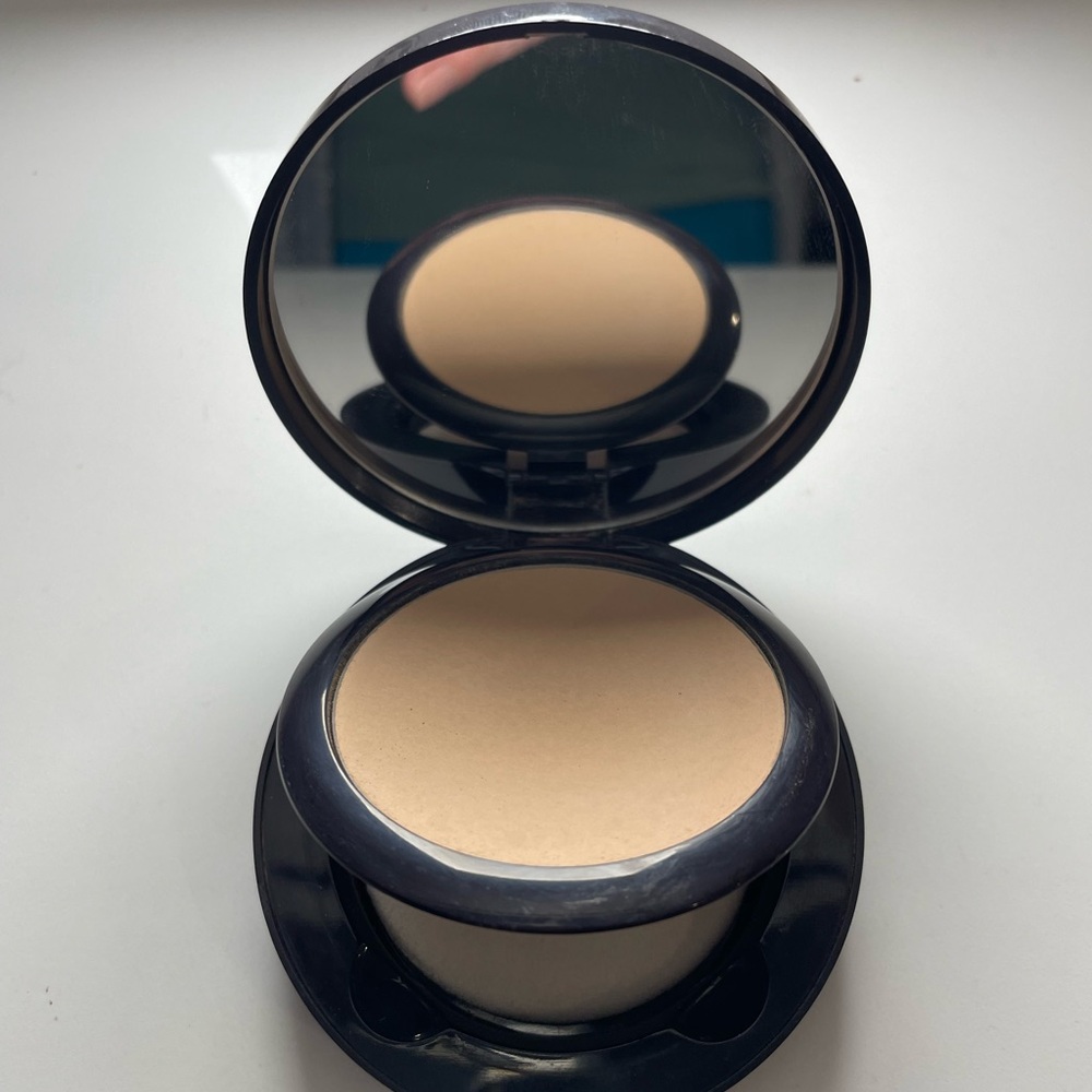 Laura Mercier smooth finish foundation powder